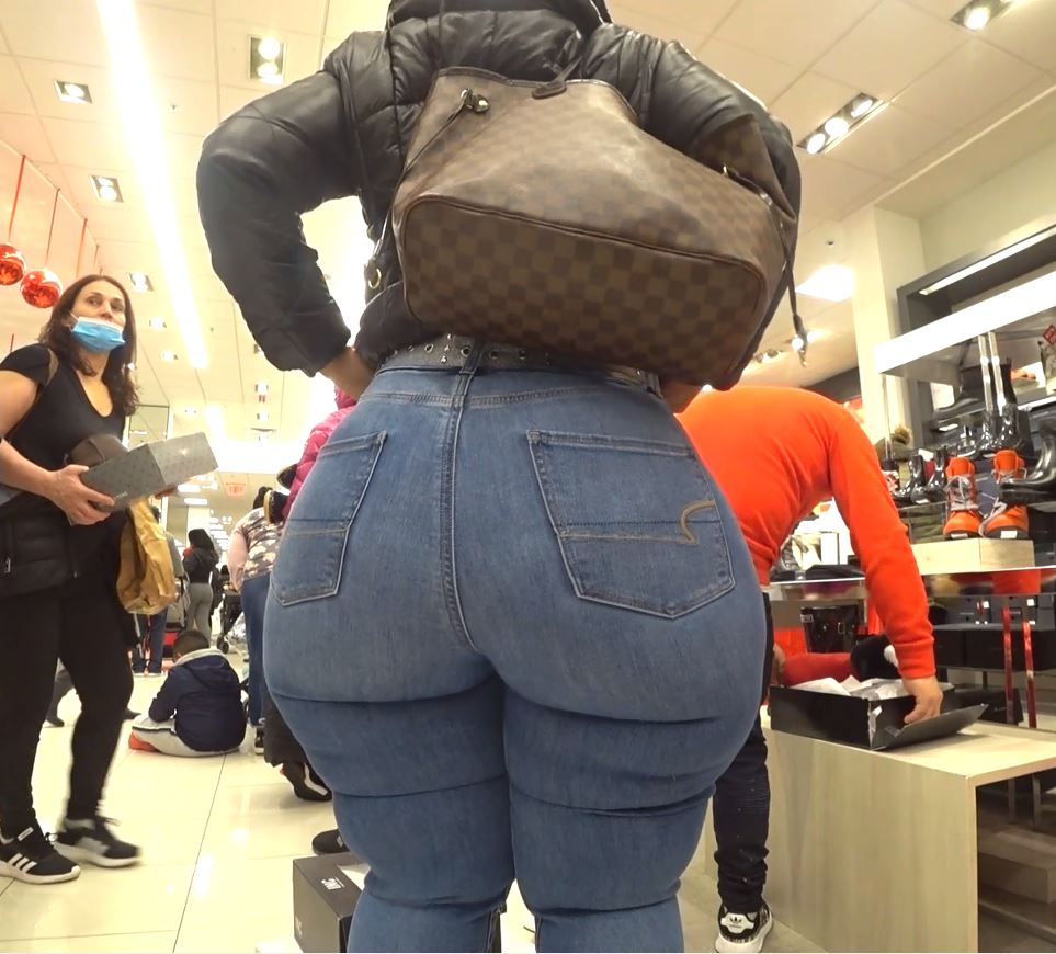 Mega booty candid