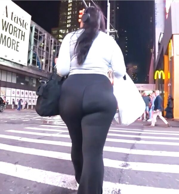 Epic Arab (Mujahideen-like) Super Phat Ass in Black Leggings!!! 😱😱😱