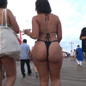 Amazing Thong Booty Brown-Skinned Thot Baddie @ the Beach!!! 😱😱😱(from Festive Booty Captures Vol. 10)