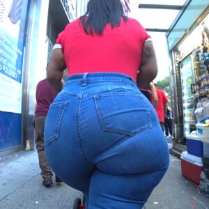 Rare Latina Megabooty MILF in Jeans!!! 😱😱😱