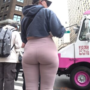 PAWG w/ a Well-Cuffed Booty Never Skips Squat Day! 🥵🥵